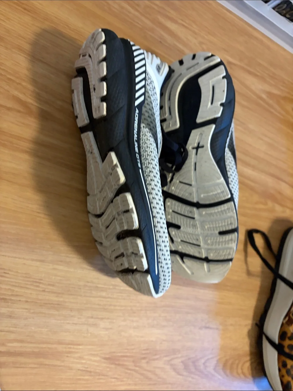 Brooks women’s White and Black Mesh Running Sneakers